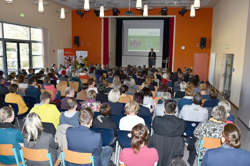 Rund 160 Teilnehmer aus Kommunen, Kitas, Schule, Politik und verschiedenen Institutionen nutzten auch in diesem Jahr das breite Informationsangebot der Bildungskonferenz des Landkreises. Foto: Pressestelle Kreisverwaltung/Torsten Hoffgaard