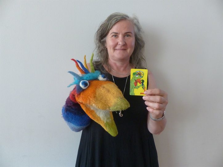 Bibliotheksmitarbeiterin Sabine Marcieniec mit Handpuppe und Bibo-Card.