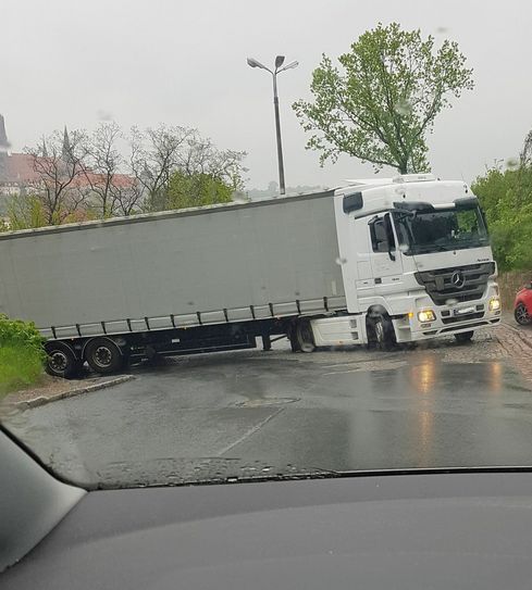 Große Laster müssen in der engen Plossenkurve beide Fahrbahnen und den Gehweg nutzen, um die Kehre zu schaffen. Foto: Archiv