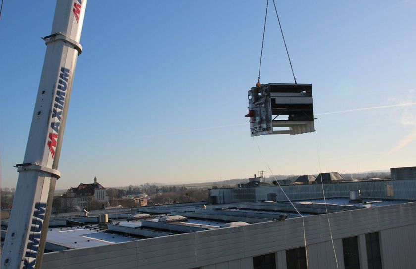 Hier hängt ein Teilstück der sogenannten Waschmaschine der neuen Abfüllanlage am Haken eines 300-Tonnen-Krans