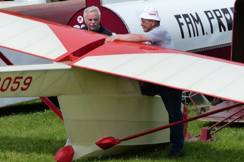 Michel und Kroll rüsten den Cumulus. Foto: Klaus Heinz-Dieter Michel