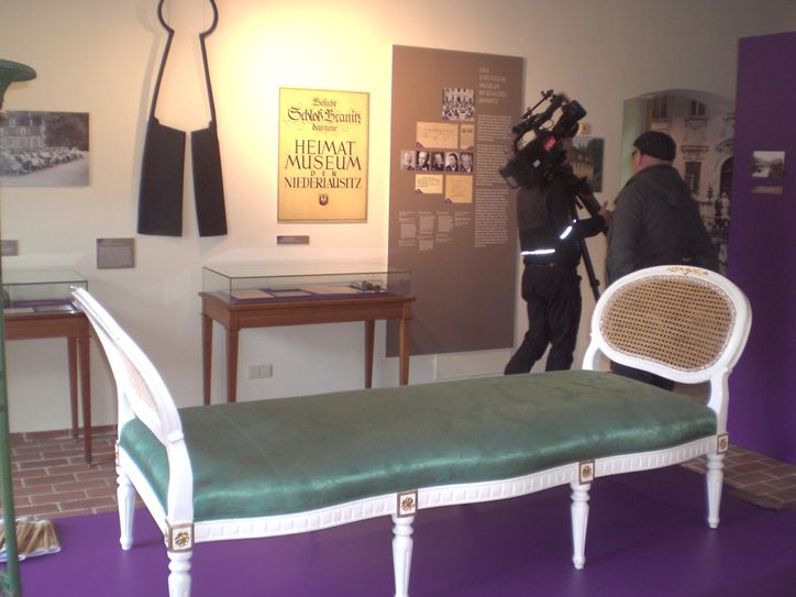Blickfang der neuen Sonderausstellung - 1994 kehrte eine alte Bank aus dem Besitz der Fürstin Lucie von Pückler-Muskau wieder nach Branitz zurück. Foto: Kayser