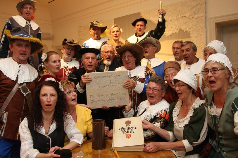Die „Retter“ konnten noch schöner jubeln als auf der Bühne, nachdem sie mit dem Kulturpreis überrascht wurden. Foto: Förster