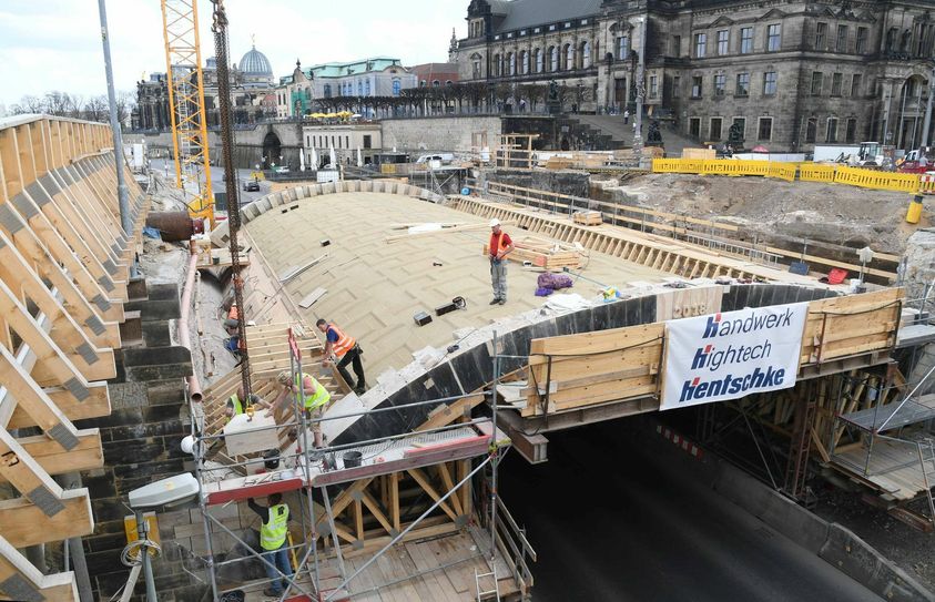 Am Bogen 1 stellen Bauleute die Oberflächenstruktur der Schalung in Form einer so genannten Matritze her. Foto: Joern Wolf