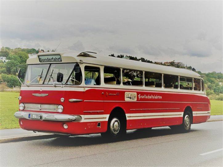 Oldtimer wie dieser sind heute nicht mehr oft auf den Straßen anzutreffen. In dem roten Ikarus-Bus von Sachsen Oldtimer/Automobile Landpartien können sich Brautpaare auch in Arnsdorf trauen lassen. Foto: Susann Thomas