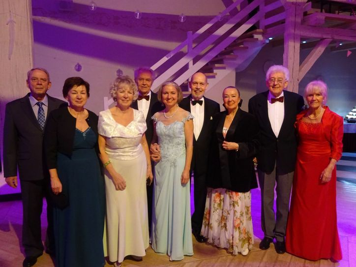 Mitglieder des Görlitzer Stadthallenvereins beim Ball auf Schloss Wichelsdorf. Foto: Senfkorn Verlag