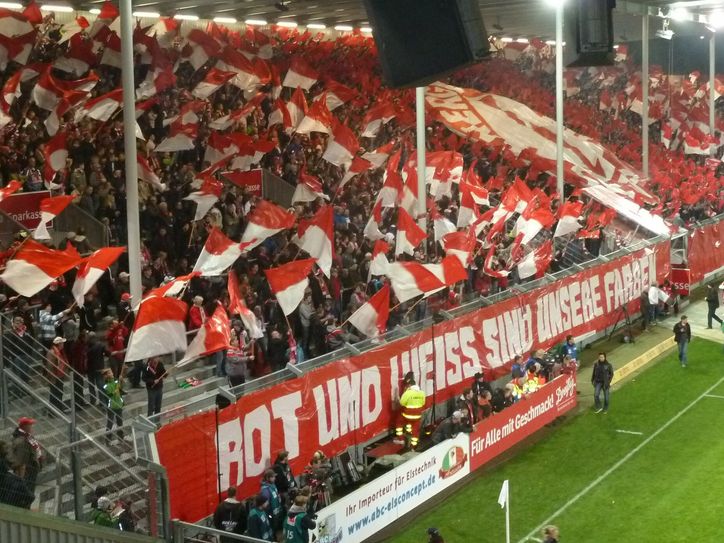 Die Fans stehen nicht nur auf der Nordwand eng zusammen. Foto: Georg Zielonkowski