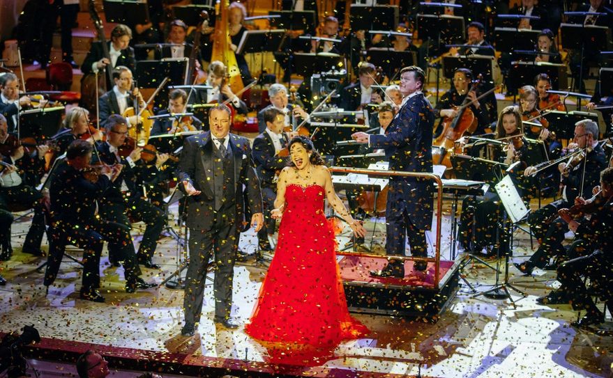 Ein bunter Konfettiregen ging über dem Orchester herunter.