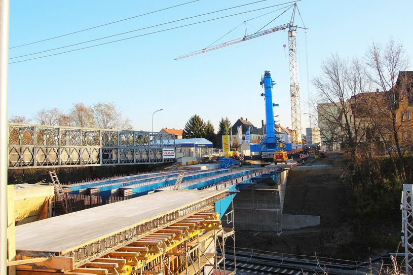 Bei Nacht und Nebel hat sich die Brückenbaustelle an der Langen Straße in Riesa wieder enorm verändert. Mit dem Auflegen der fünf Hauptträger für die neue Brücke ist die künftige Überfahrt zumindest schon mal optisch wieder geschlossen.                           Foto: Farrar