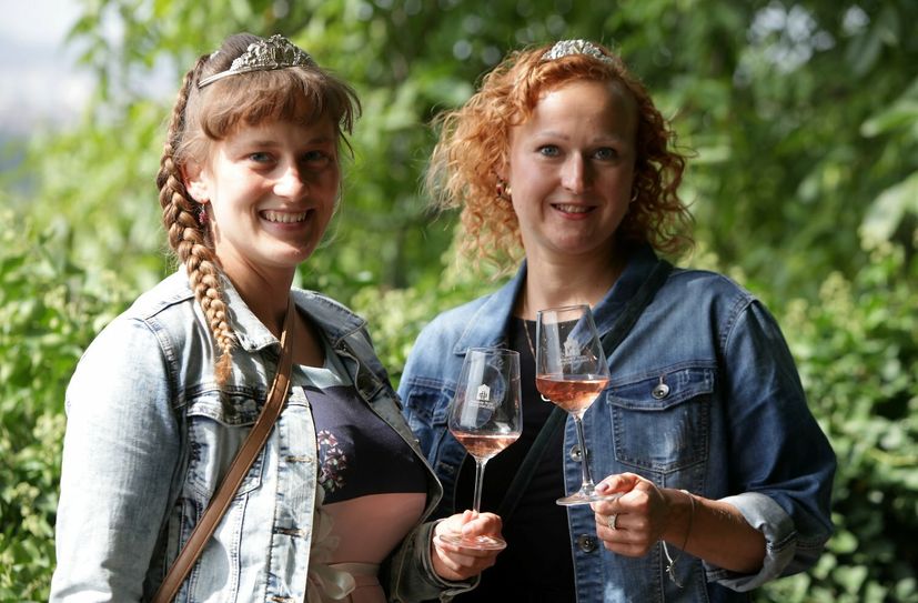 Die neuen Weinprinzessinnen Stefanie Mühlbach (31, li.) und Sabine Leonhardt (38, re.).