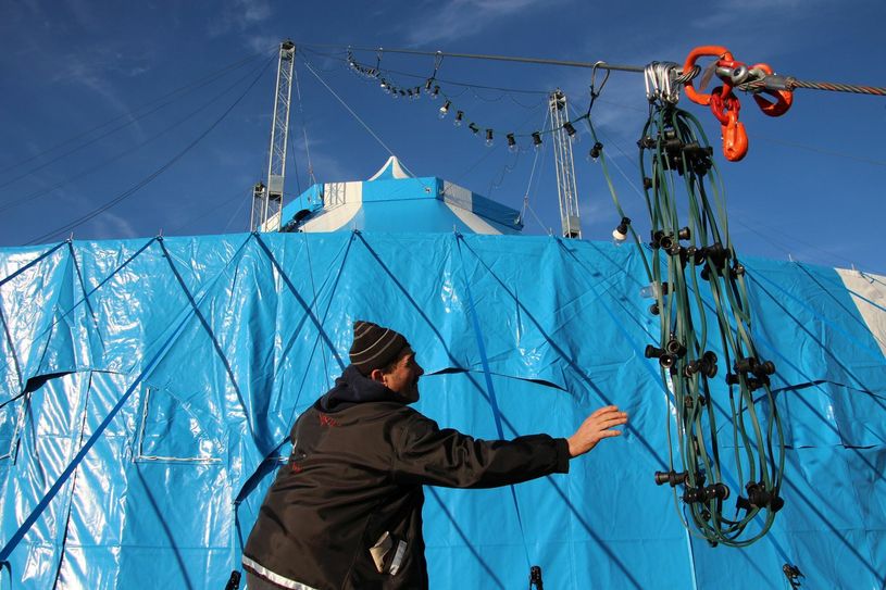 Mitrius Cullina zieht eine 40 Meter lange Licherketter an einem der Masten empor. Alle Glühbirnen werden zuvor per Hand eingedreht.