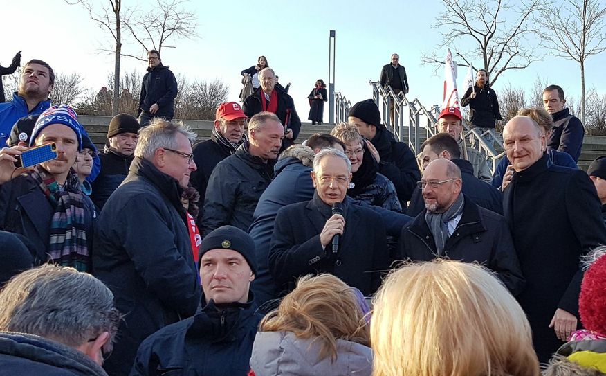 Michael Vassilades, Martin Schulz und Dietmar Woidke wandten sich an die protestierenden Vertreter der Beschäftigten der Braunkohleindustrie. Foto: Angela Hanschke
