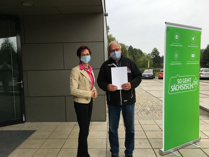Zu den Unterstützern der Rallye zählt auch wieder die Stiftung der Sparkasse Oberlausitz-Niederschlesien. Am 30. September übergab Geschäftsführerin Regina Risy die Fördermittelzusage an Wolfgang Rasper. Foto: T.  Keil