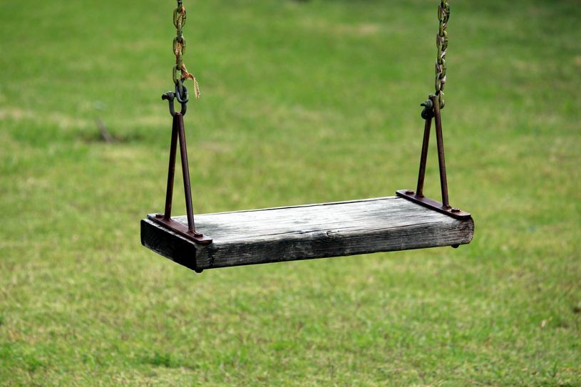 Mit einer alten rostigen Schaukel will sich heute kaum ein Kind beschäftigen. Moderne Spielplätze mit Gestaltungsthemen sind in. Deshalb bewirbt sich die Wohnungsgenossenschaft um eine Förderung der Fanta-Spielplatzinitiative. Foto: Pexels