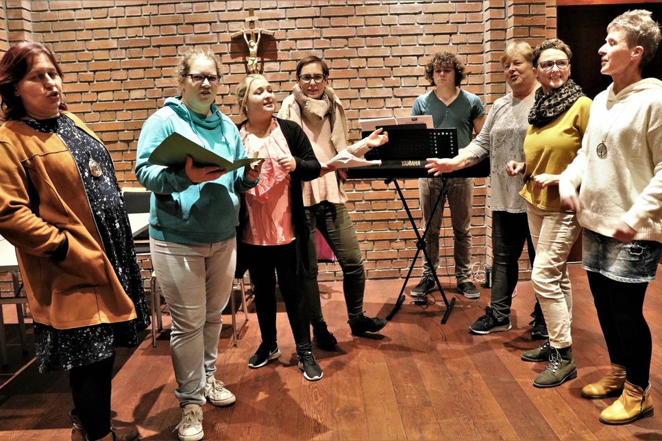 Weibliche Finsterwalder Sänger tun so als ob: Die Finsterwalder Theatergruppe unter Regie von Gabi Schönig (li) bei der vorletzten Probe. Foto:ws