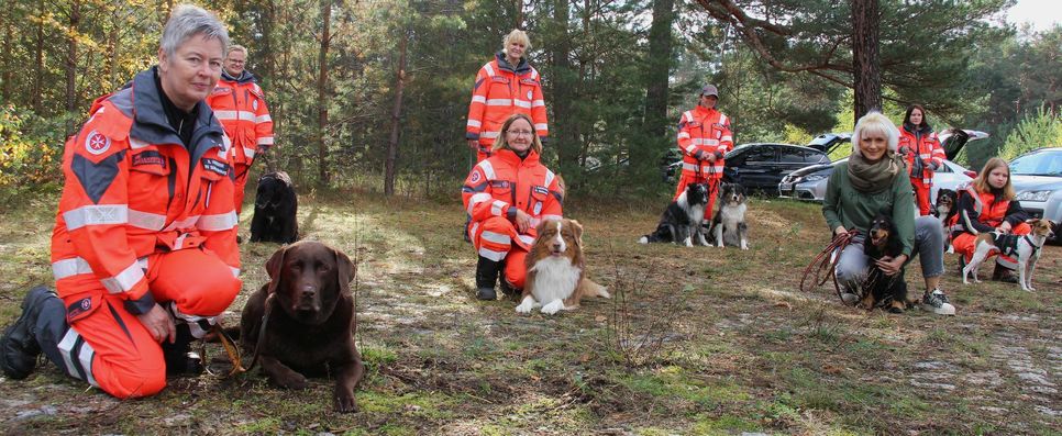 Die Mitglieder der Johanniter-Rettungshundestaffel Südbrandenburg treffen sich zweimal in der Woche zum Training. BB RADIO-Moderatorin Marlitt, Schirmherrin der neuen »Lausitz hilft!«-Aktion, schaute mit ihrem einjährigen Englischen Cocker Spaniel »Baila« vorbei. Foto: sts