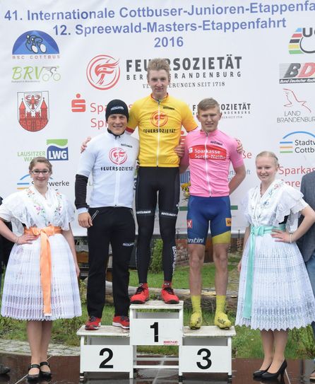 Die Besten der drei Trikotwertungen: Sprinter Felix Wacker (Bayern/links), 	Gesamtsieger	Bastian Flicke Mitte/Landesteam Brandenburg) und der beste Nachwuchsmann Thomas Ognedal aus Norwegen.