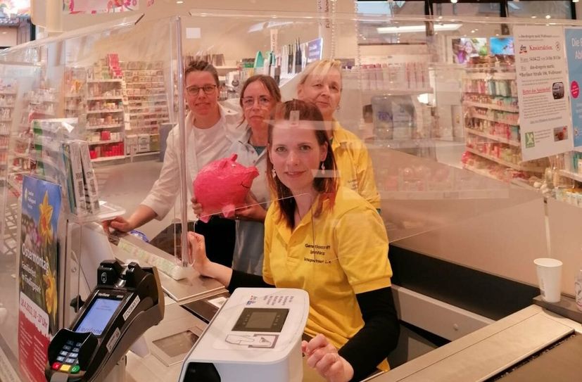 Kassieraktion im dm (v.l.n.r): Janette Baer vom dm Drogeriemarkt in Weißwasser, Kerstin Kühne und Anke Leuschner, die während der Aktion den Bastelstand vom Spielmobil betreuten, und Jana Klose vom Spielmobil an der Kasse.