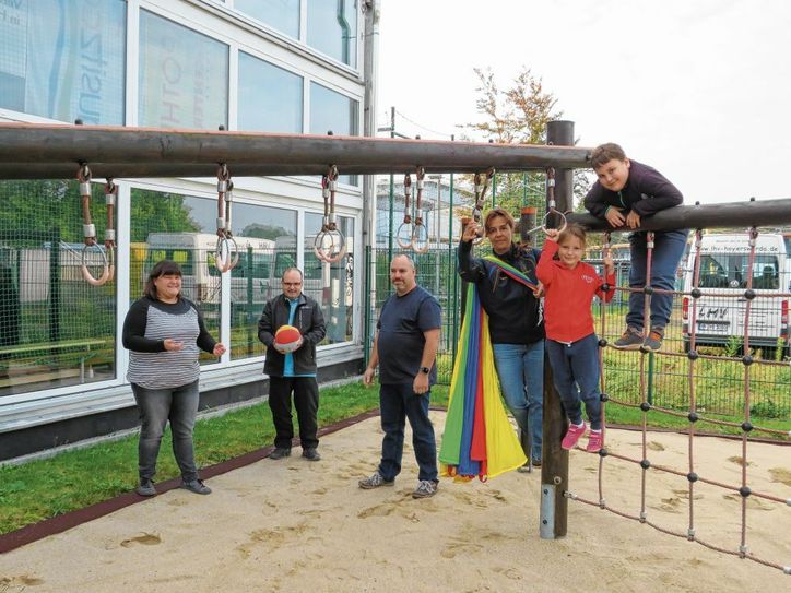 Sandra Weller (3.v.r.) freut sich, dass Stefanie Gîrcoveanu und Mario Howack mit ihren Kindern Emma und Momo auch heute noch Kontakt zu ihr und dem Sportclub pflegen.                                Foto: Silke Richter