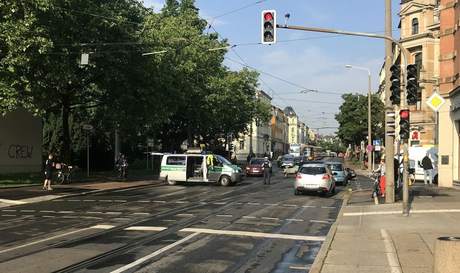 Die Polizei hat die Kesselsdorfer Straße ab Rudolf-Renner-Straße gesperrt.
