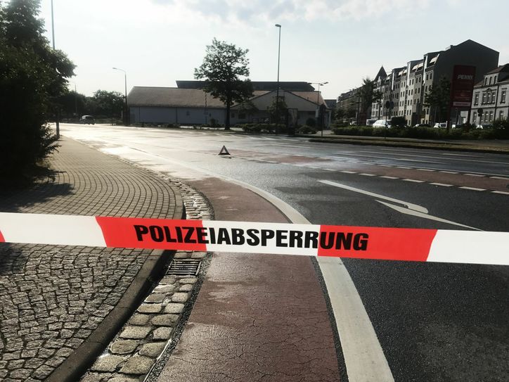 Eine Polizeiabsperrung an der Fröbelstraße.