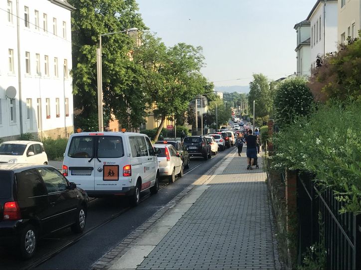 Stau auf der Rudolf-Renner-Straße.