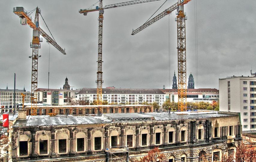 Kräne gehören längst zum Dresdner Stadtbild. Besonders in exponierten Lagen entstanden in den letzten Monaten neue Wohnungen.          Foto: Schramm/Archiv