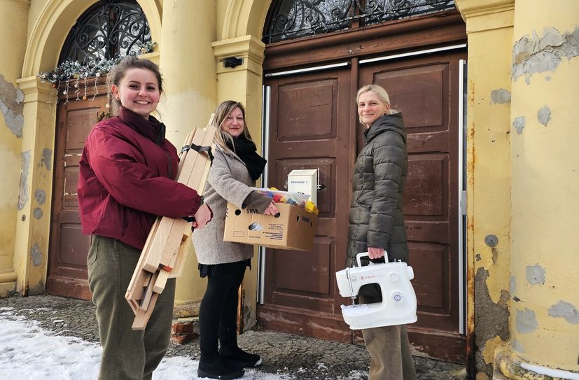 Werkstattkoordinatorin Maria Blume (l.), Bereichsleiterin Kinder- und Jugendhilfe Anne Wartenberg (mitte) sowie Kerstin Nowka Geschäftsführerin (r.) vor dem neuen Domizil der Offenen Werkstatt.