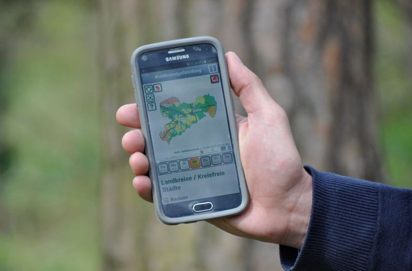 In der App »Waldbrandgefahr Sachsen« gibt es alle Infos zur aktuellen Waldbrandgefahr und zum richtigen Verhalten im Wald.