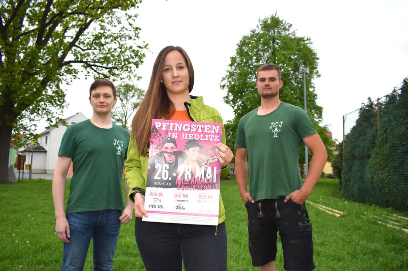 Kassenwart Max Heine (links), die stellvertretende Jugendclub-Chefin Nancy Wirsig und der Jugendlub-Chef Eric Küster stehen auf dem Gelände, wo die Party zu Pfingsten abgehen soll.