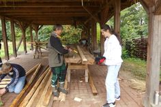 Schüler bauen mit Holz.