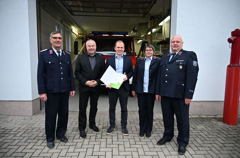 Scheckübergabe in der Gemeinde Bahretal, an der Feuerwehr Gersdorf.