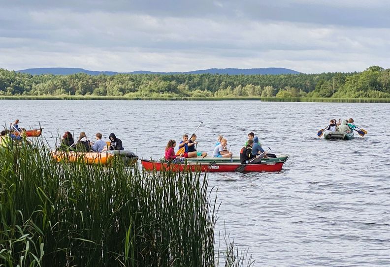 Auch Paddeltouren in der idyllischen Lausitzer Landschaft gehören zum Programm der Feriencamps.