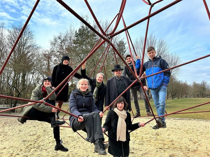 Die Interessengemeinschaft »Bücher in Cottbus«: Tamina Hägler, Hendrikje Eger, Kerstin Mattner, vorn im Bild.Hinten sind Ines Göbel, Uta Jacob, Steffen Krestin, Alexander Kuchta und Justin Dubrau zu sehen (v.l.).
