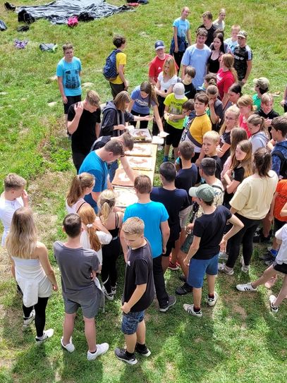 Schüler feierten die erneute Zertifizierung der Nationalparkschule Oberschule Königstein. Dann darf Umweltbildung auch mal süß schmecken.