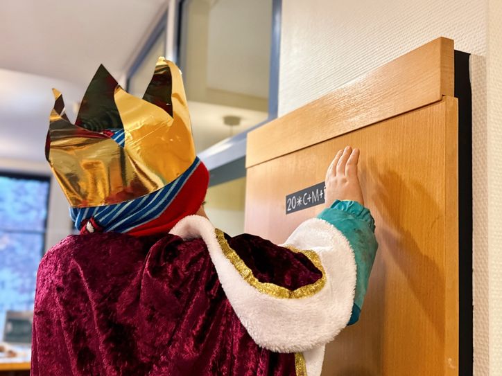 Die Kinder der katholischen Pfarrgemeinde St. Trinitas besuchten das Rathaus der Stadt Lübben und überreichten den Haussegen.