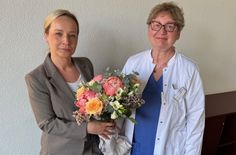 Die Ärztliche Direktorin Dr. Ulrike Jäkel (re.) begrüßt Monika Markgraff als neue Kaufmännische Direktorin im Evangelischen Krankenhaus Luckau.