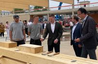 Die symbolischen Zimmermannsnägel einschlagen.... Auch OB Müller ist dabei.