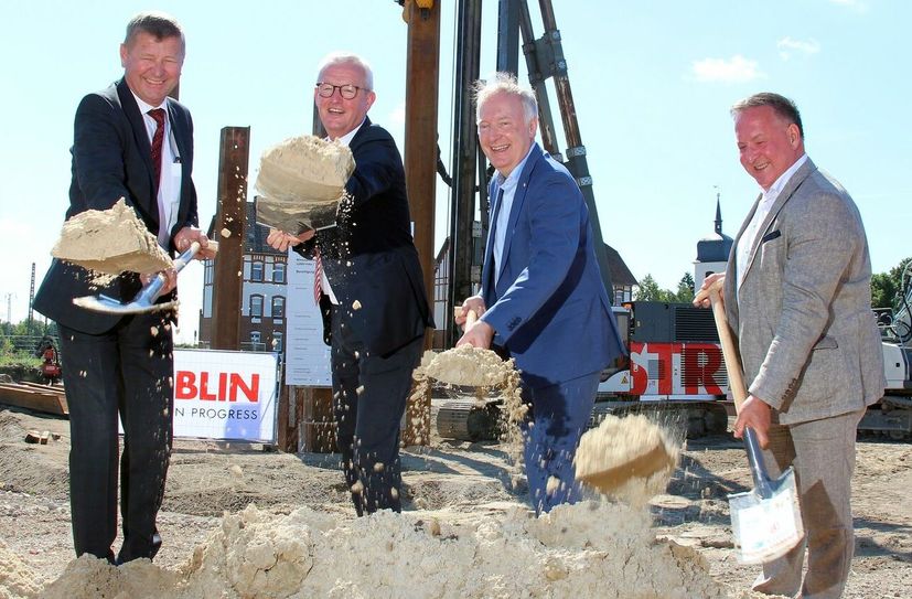 Schwungvoller Spatenstich mit (v.l.n.r.) Siegurd Heinze (Landrat Oberspreewald-Lausitz-Kreis), Guido Beermann (Infrastrukturminister des Landes Brandenburg), Alexander Kaczmarek (Konzernbevollmächtiger der Deutschen Bahn) und Helmut Wenzel (Bürgermeister in Lübbenau).