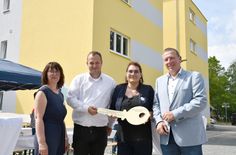 Offizielle Schlüsselübergabe an die Betreiber der kreislichen Gemeinschaftsunterkunft in Herzberg.