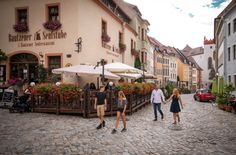 Besonders Fußgänger und ansässige Gastronomen sollen von dem Verkehrsversuch in der Schloßstraße profitieren.