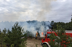Testbrand mit paralleler Absicherung durch die Feuerwehr.