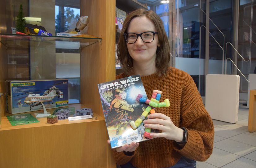 Pia Gutsche wirbt für den Modellbautag und den Star Wars Day in der Stadtbibliothek.