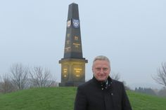 Der Sohlander Bürgermeister Hagen Israel freut sich über die Einweihung vom Innenkreisel des Kreisverkehrs an der Bundesstraße 98.