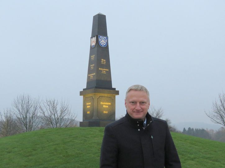 Der Sohlander Bürgermeister Hagen Israel freut sich über die Einweihung vom Innenkreisel des Kreisverkehrs an der Bundesstraße 98.
