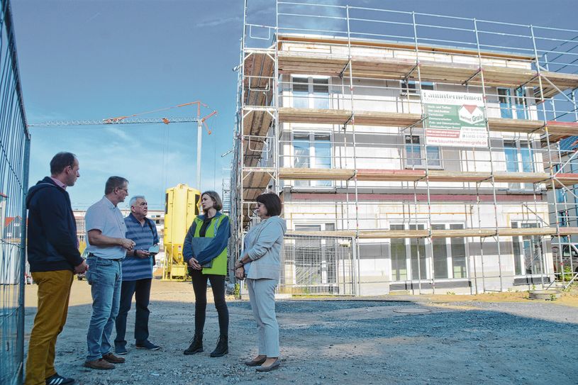 Thomas Haink vom Pflegedienst Haink, Falk Ebert, vom Vorstand Wohnungsgenossenschaft Gröditz eG, Michael Holota vom Röderjournal Gröditz,  Meta Bennovsky vom Bauplanungsbüro Kluge und Gabriele Becker vom Vorstand Wohnungsgenossenschaft Gröditz eG (v. l.n.r.)  beim Lokaltermin in Gröditz. Foto. Peter Noack