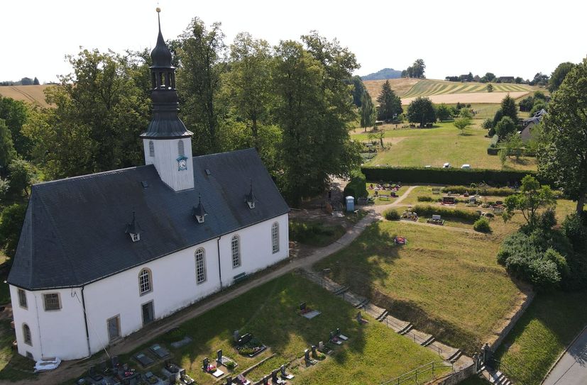Die Ulbersdorfer Kirche lädt zur Einweihung der neuen Räumlichkeiten ein.