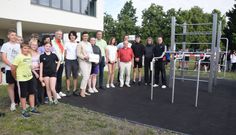 Vertreter der Lausitzer Seenland Stiftung, der Stadt Hoyerswerda, Lehrer und Schüler der Oberschule freuen sich über die neue Calisthenics-Anlage.