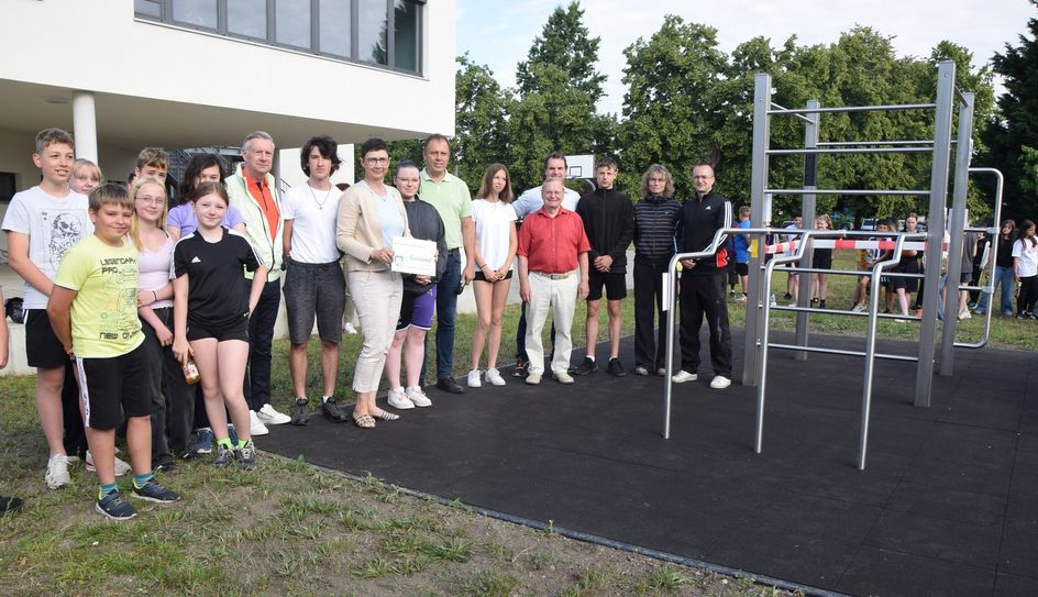 Vertreter der Lausitzer Seenland Stiftung, der Stadt Hoyerswerda, Lehrer und Schüler der Oberschule freuen sich über die neue Calisthenics-Anlage.