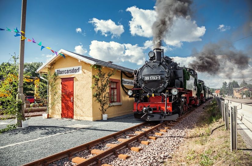 Weißeritztalbahn im Bahnhof Obercarsdorf.